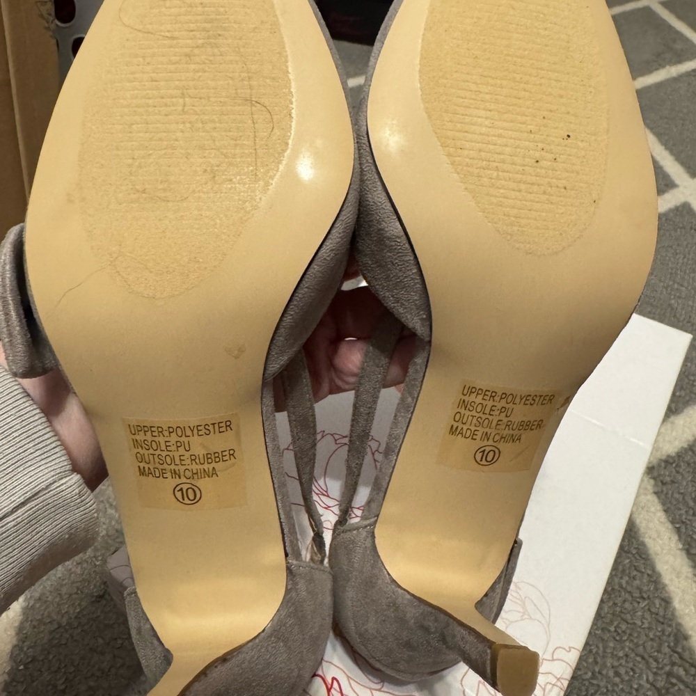 Women's Gray Bow Accent Heels New In Box - Picture 3 of 3